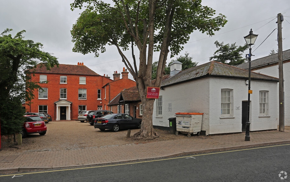 93 High St, Burnham to rent - Building Photo - Image 1 of 6