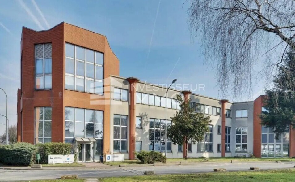 Office in La Courneuve to rent - Building Photo - Image 2 of 6