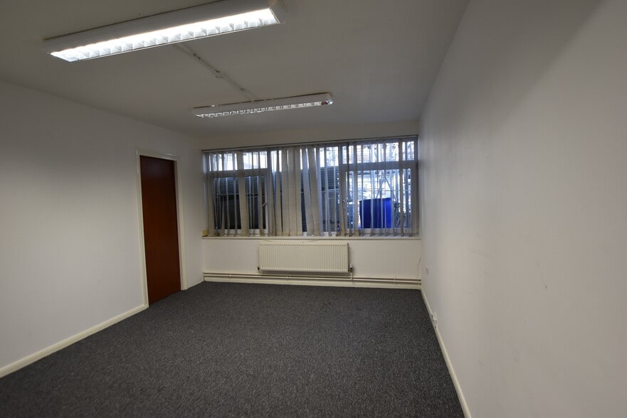 High Rd, Epping to rent - Building Photo - Image 3 of 4