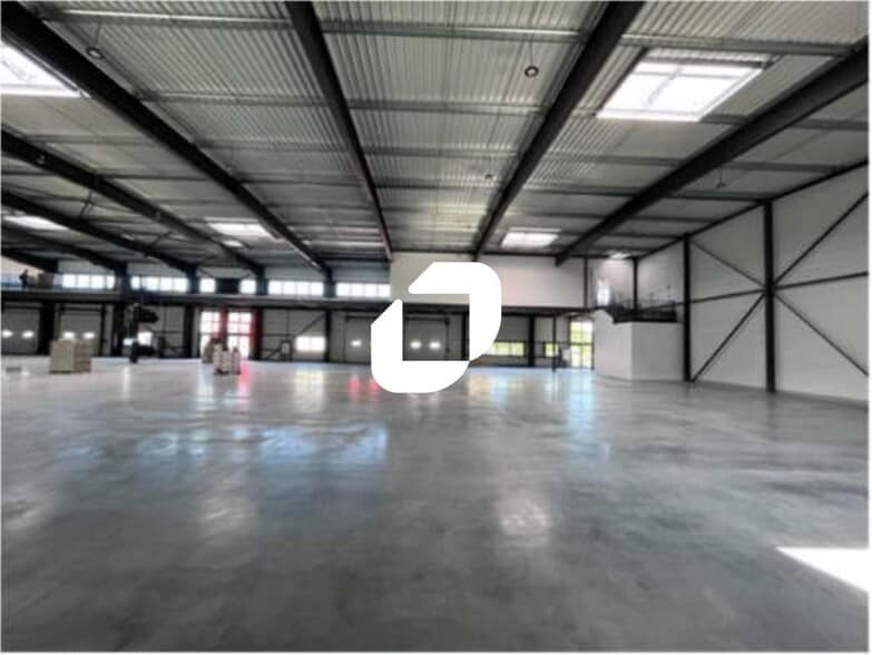 Light Industrial in Dagneux to rent - Interior Photo - Image 2 of 11