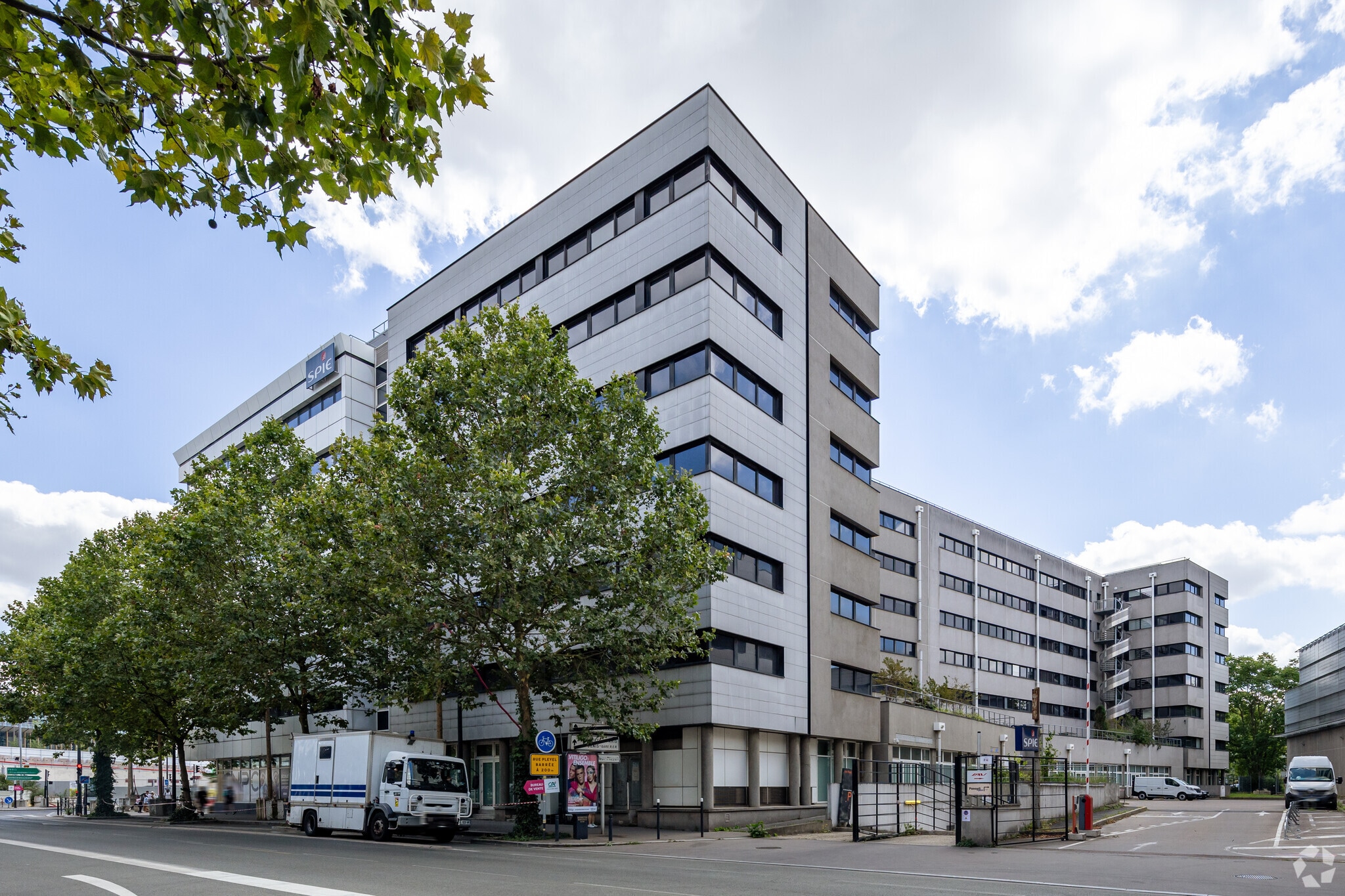 1 Place De La Berline, Saint-Denis to rent Primary Photo- Image 1 of 4