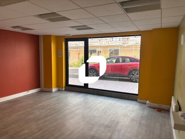 Retail in Antony to rent - Building Photo - Image 3 of 6