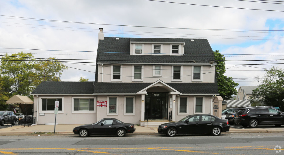 1226 W Broadway, Hewlett, NY for rent - Primary Photo - Image 1 of 13