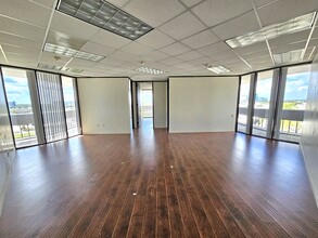 6100 Corporate Dr, Houston, TX for rent Interior Photo- Image 2 of 5