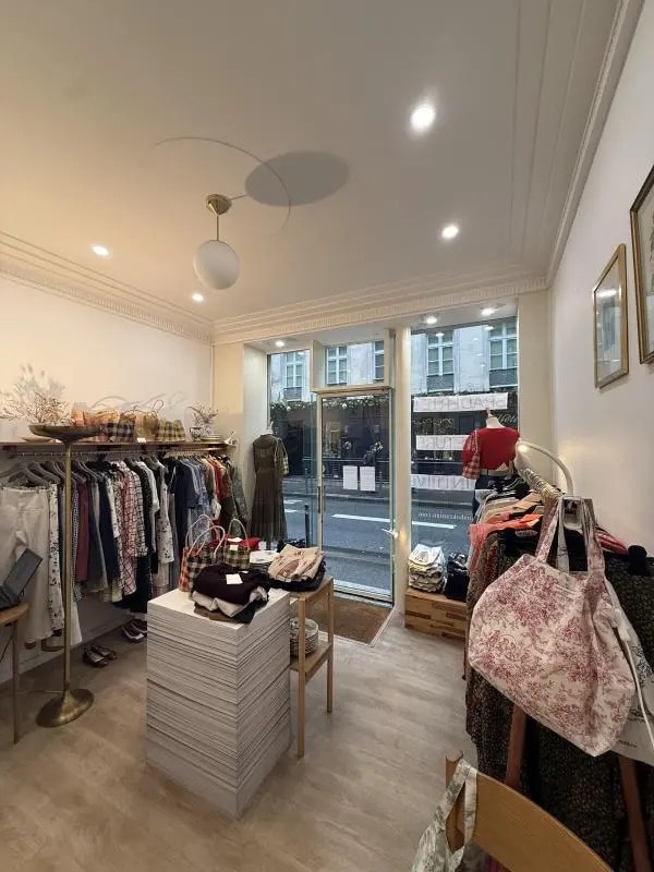 Retail in Paris to rent Interior Photo- Image 1 of 6
