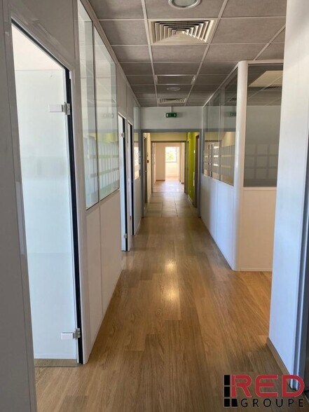 Office in Aubagne to rent - Interior Photo - Image 2 of 5