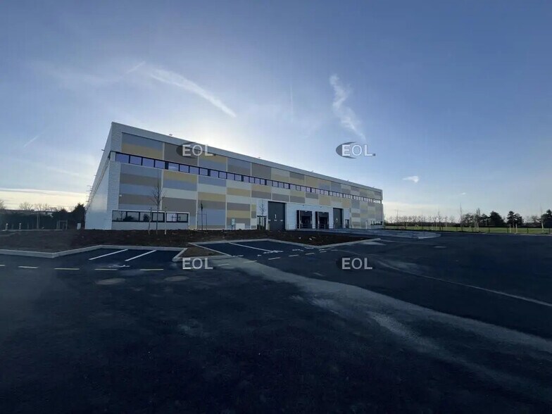 Industrial in Plaisir to rent - Building Photo - Image 2 of 10