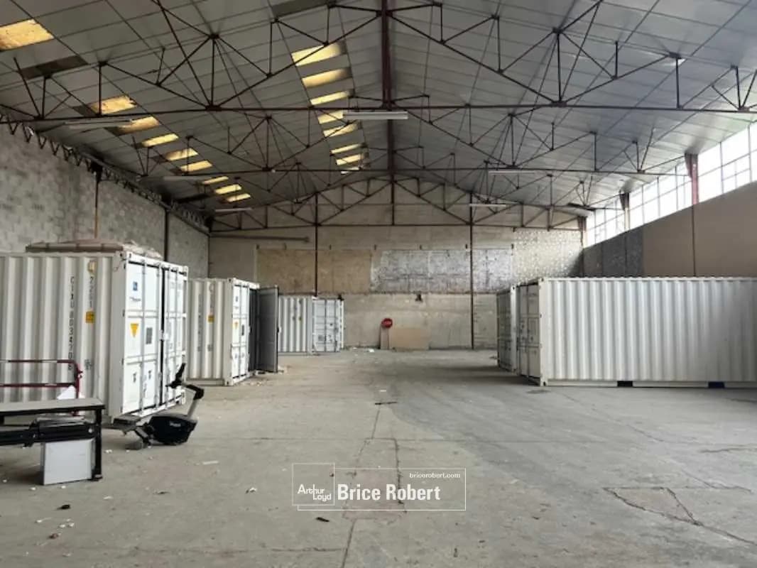 Light Industrial in Décines-Charpieu to rent Interior Photo- Image 1 of 6