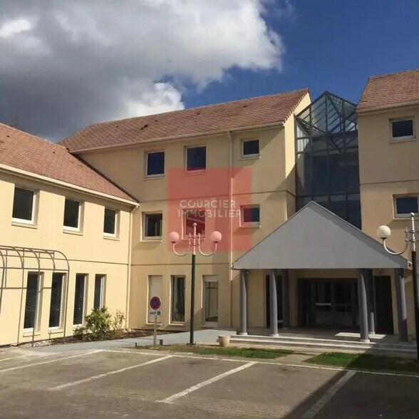 Office in Rambouillet to rent - Building Photo - Image 3 of 3