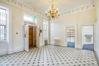 Woodvale Rd, Brighouse to rent Lobby- Image 2 of 9