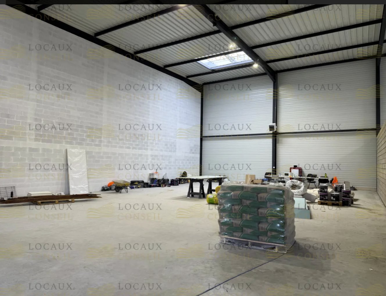 Light Industrial in Le Thillay to rent Interior Photo- Image 1 of 3