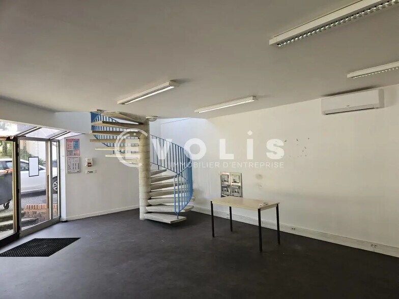 9 Rue Salvador Allende, Palaiseau to rent - Lobby - Image 3 of 16