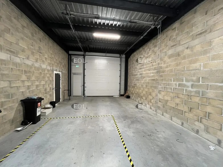 Light Industrial in Plaisir to rent - Interior Photo - Image 2 of 7