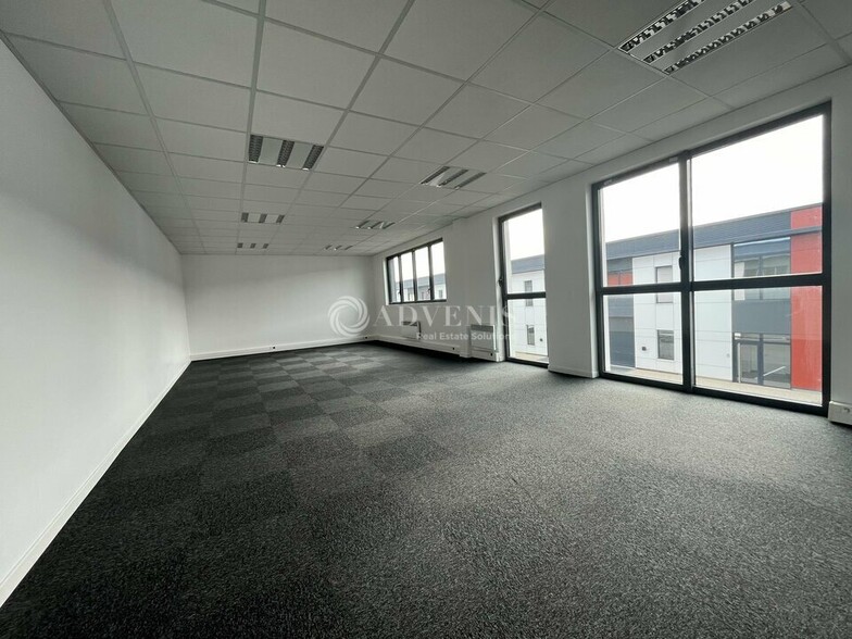 Light Industrial in Lieusaint to rent - Interior Photo - Image 3 of 7