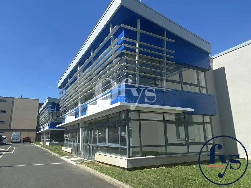 Location Local d'activités 705 m² - Photo 1