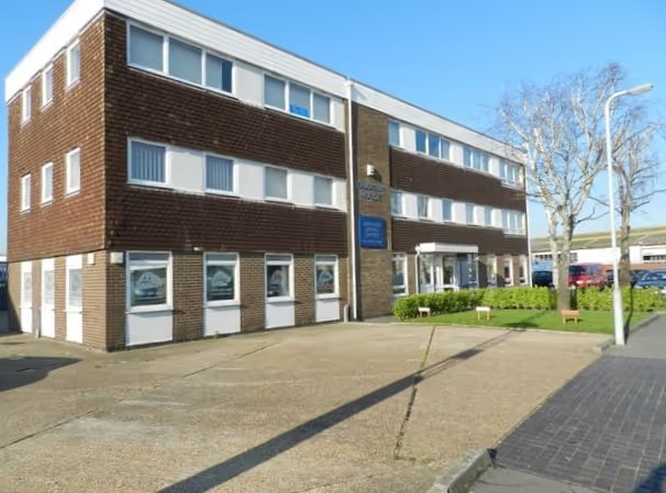 Courtlands Rd, Eastbourne to rent Building Photo- Image 1 of 4