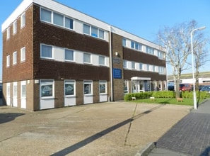 Courtlands Rd, Eastbourne to rent Building Photo- Image 1 of 4