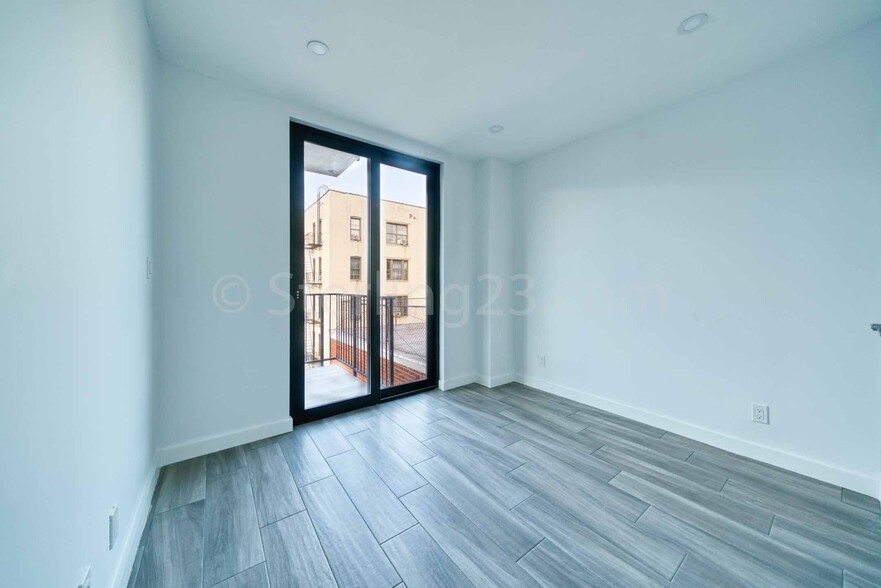 3107 31st Ave, Astoria, NY for sale - Interior Photo - Image 1 of 8