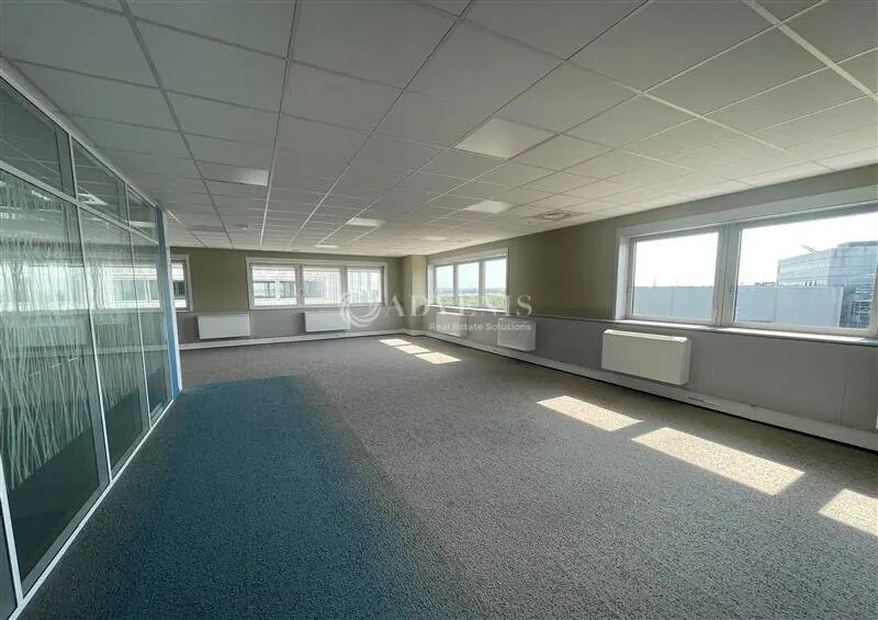 Office in Tremblay-en-France to rent - Interior Photo - Image 3 of 12