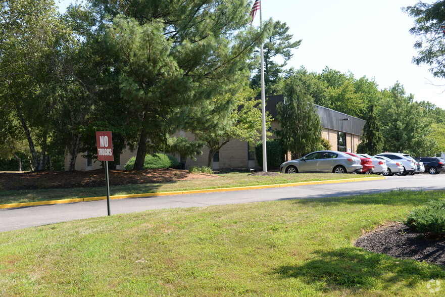 33 Cotters Ln, East Brunswick, NJ for rent - Building Photo - Image 2 of 9