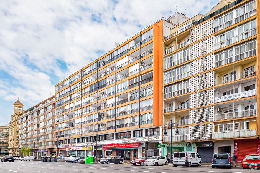 Retail in València, Valencia to rent - Building Photo - Image 1 of 6