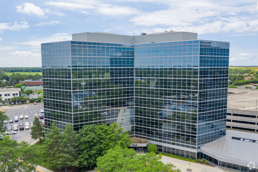 4 Westbrook Corporate Ctr, Westchester, IL for rent - Building Photo - Image 1 of 11