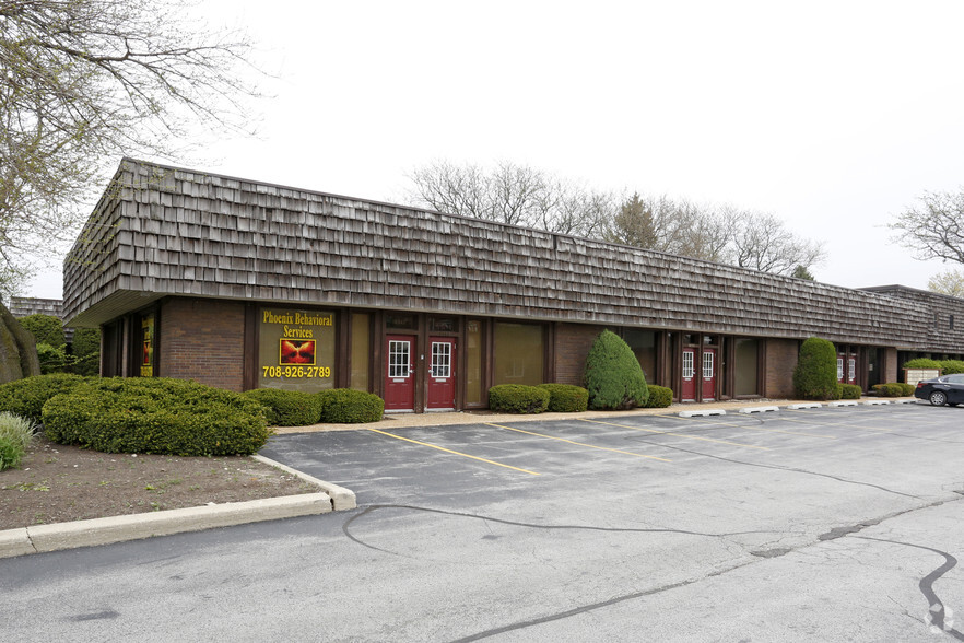 16531-16533 Oak Park Ave, Tinley Park, IL for rent - Primary Photo - Image 2 of 4