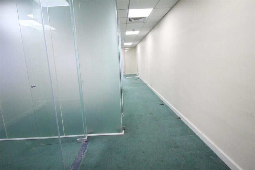 292-294 Hale Ln, Edgware to rent - Building Photo - Image 2 of 8