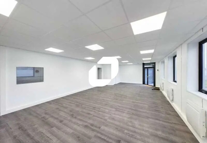 Office in Le Bourget to rent - Interior Photo - Image 2 of 4