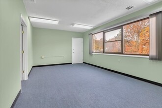 325 Chamberlain Hwy, Meriden, CT for rent Interior Photo- Image 2 of 6