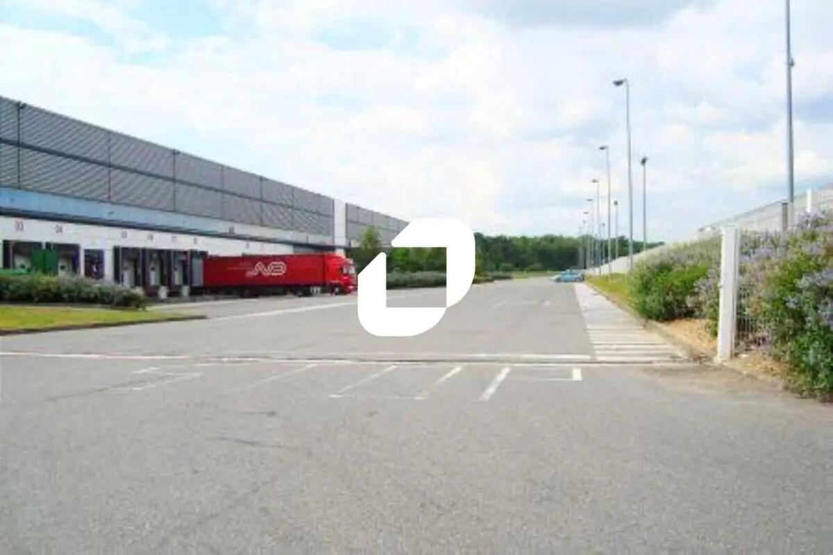 Industrial in Lieusaint to rent Primary Photo- Image 1 of 4