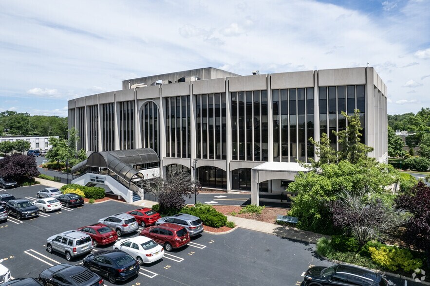 80 W Century Rd, Paramus, NJ for rent - Building Photo - Image 2 of 8