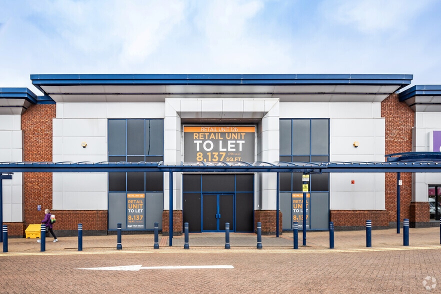 11-13 The Linkway, Bolton to rent - Building Photo - Image 3 of 4