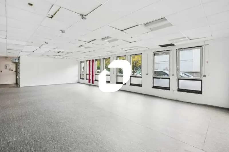 Office in Courbevoie to rent Interior Photo- Image 1 of 12