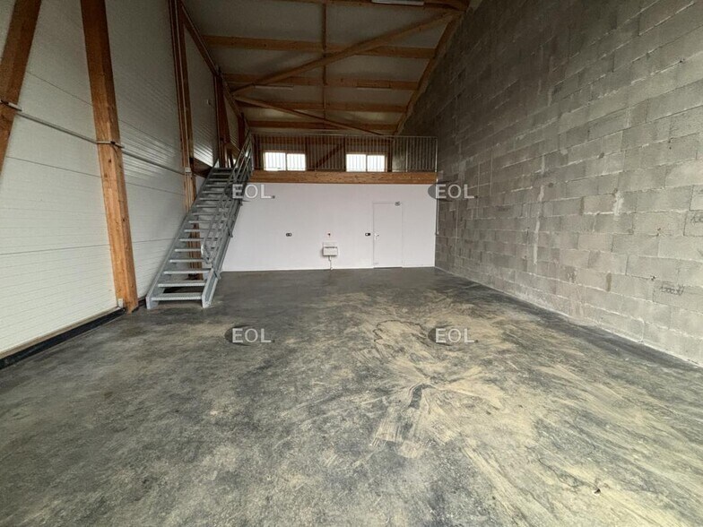 Light Industrial in Combs-la-Ville to rent - Interior Photo - Image 2 of 4