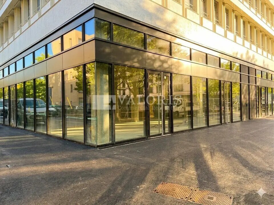 Retail in Lyon to rent Building Photo- Image 1 of 9