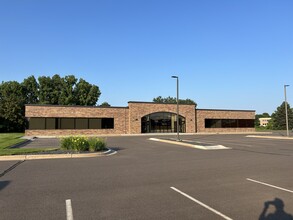 3430 Oakwood Mall Dr, Eau Claire, WI for rent Building Photo- Image 1 of 4