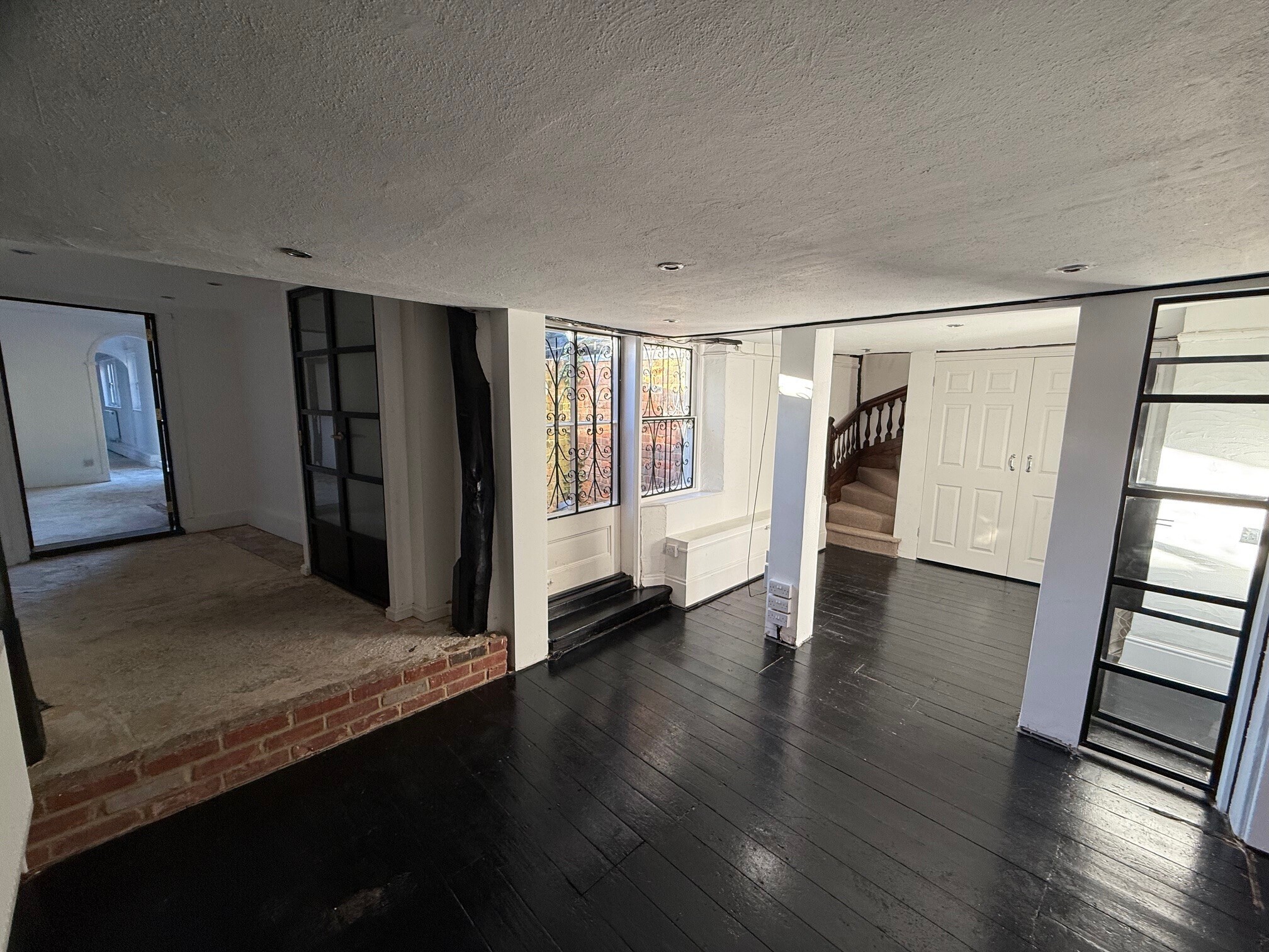 26 London End, Beaconsfield to rent Building Photo- Image 1 of 4