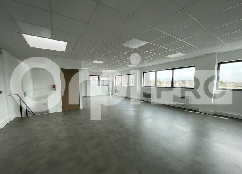 Light Industrial in Corbeil-Essonnes to rent - Interior Photo - Image 2 of 9