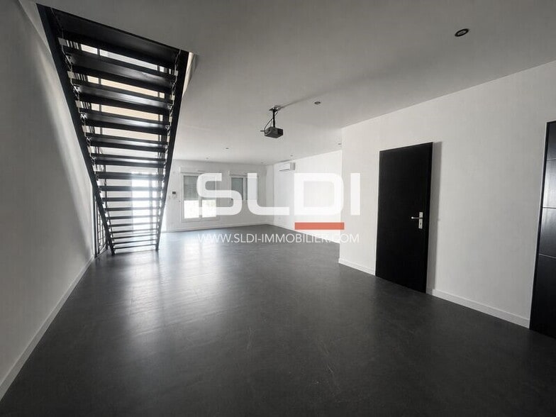 Boulevard De L'Ouest, Sathonay-Camp to rent - Building Photo - Image 2 of 8