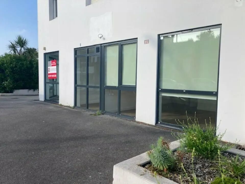 Location Commerce 85 m² - Photo 1