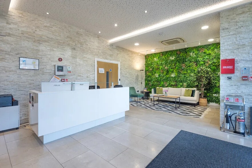 175 Hook Rise S, Surbiton to rent - Interior Photo - Image 3 of 12