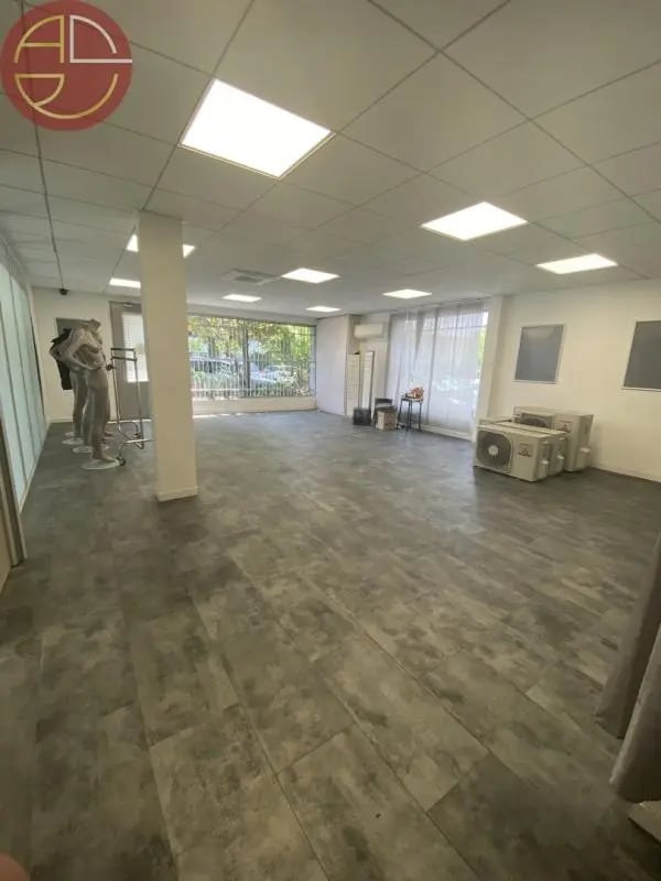 Location Bureaux 250 m² - Photo 1