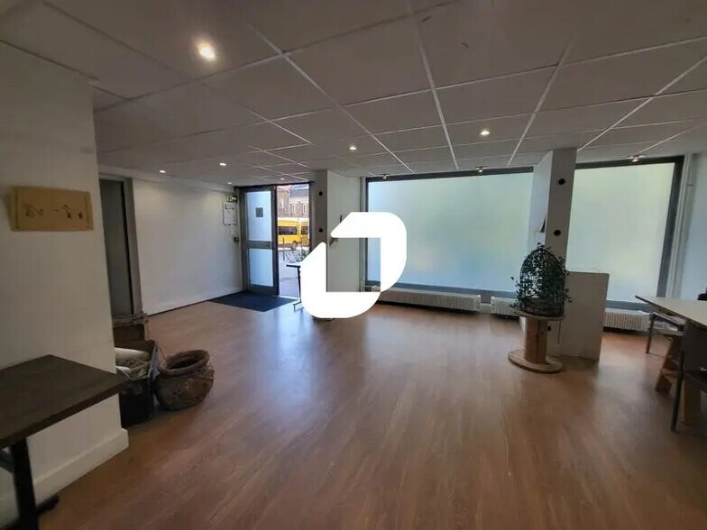 Light Industrial in Montrouge to rent - Interior Photo - Image 1 of 10