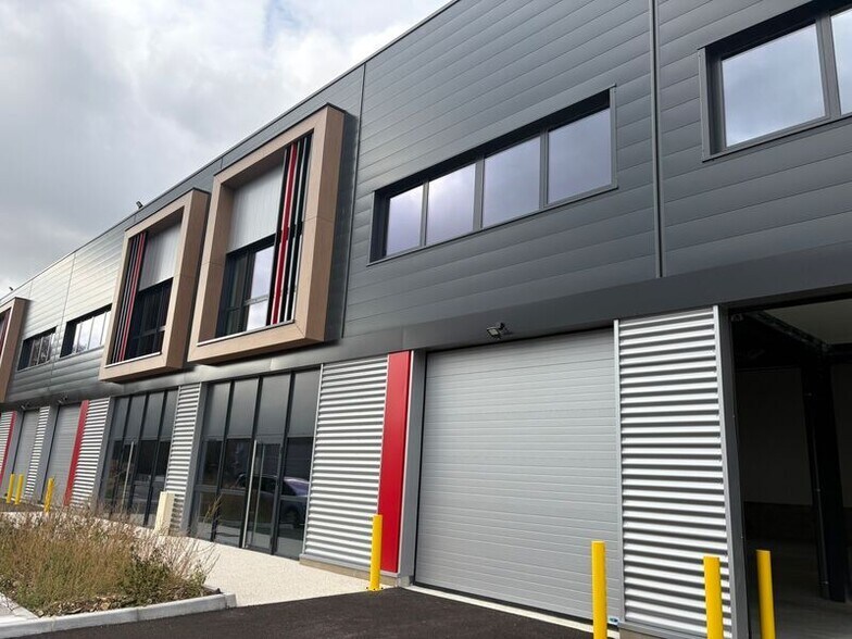 Light Industrial in Saint-Laurent-de-Mure to rent - Building Photo - Image 1 of 11