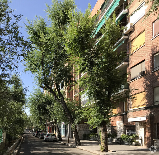 Calle de Manuel Ferrero, 5, Madrid, Madrid for rent - Building Photo - Image 2 of 10