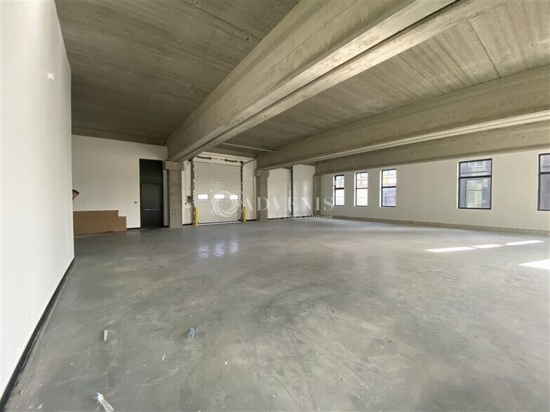 Light Industrial in Nanterre to rent - Interior Photo - Image 3 of 12