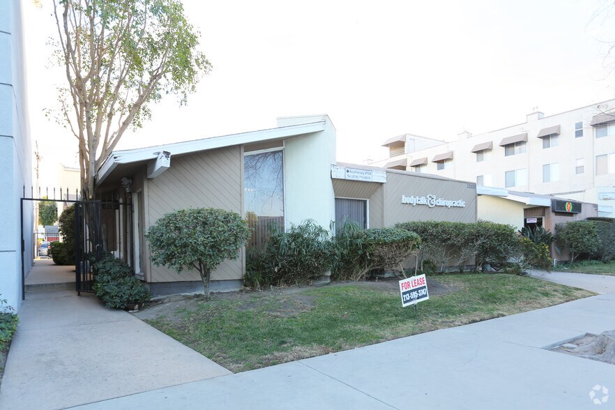 22030 Clarendon St, Woodland Hills 91367 UK