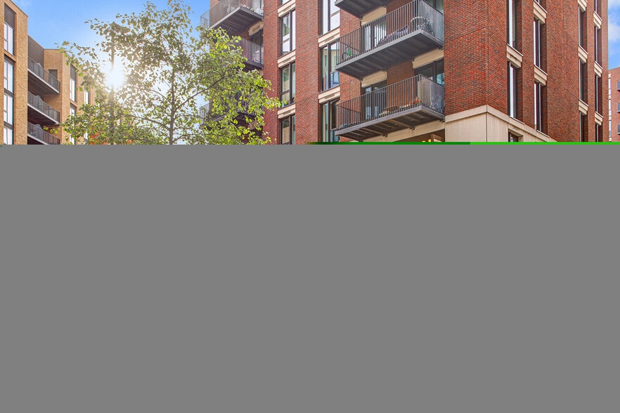 8 Royal Crest Av, London to rent - Building Photo - Image 3 of 12