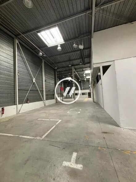 Office in LES MILLES to rent - Interior Photo - Image 2 of 7